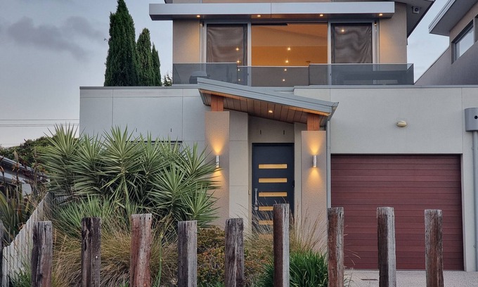 Dromana House | Stylish townhouse in prime location Dromana