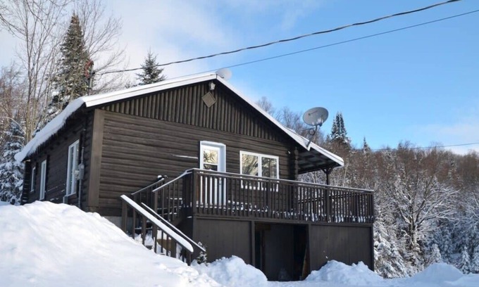 Val-des-Lacs Ski Chalet | Stylish Tremblant escape -Hot tub-Fireplace-Nature