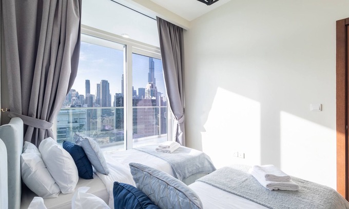 Downtown Dubai Apartment | Stylish Two-Bedroom Business Bay | Burj Khalifa View | Gym & Poolnn