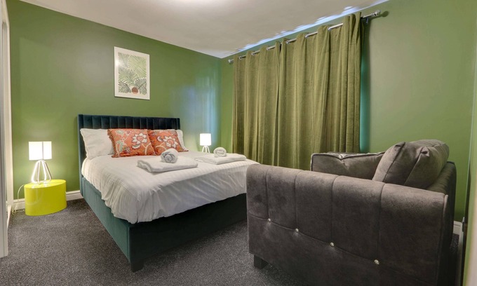 Sheffield House | Stylish, Upmarket 4 Bedroom House, Free Parking, Close to City Centre