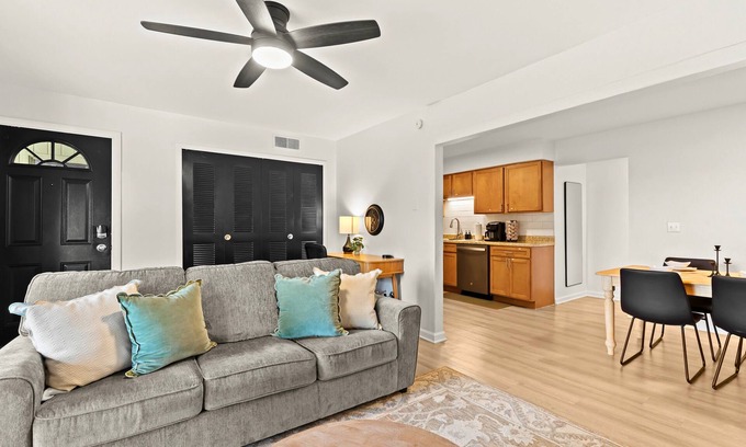 Royal Oak House | Stylish Upper Apartment | King Bed | Conveniently Located