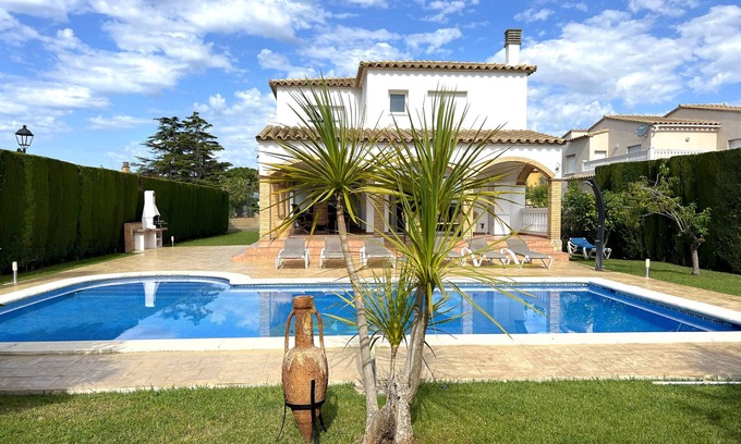 Sant Pere Pescador Villa | Stylish villa with private pool in Bay of Roses