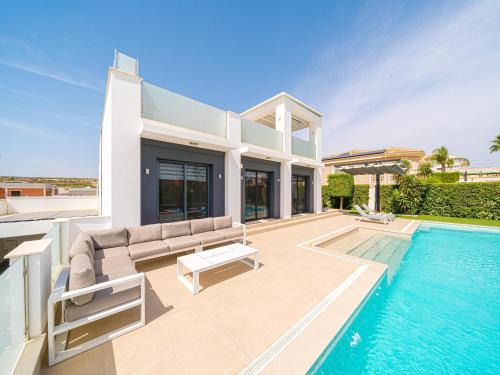 Torremendo Villa | Stylish Villa with Lake Views