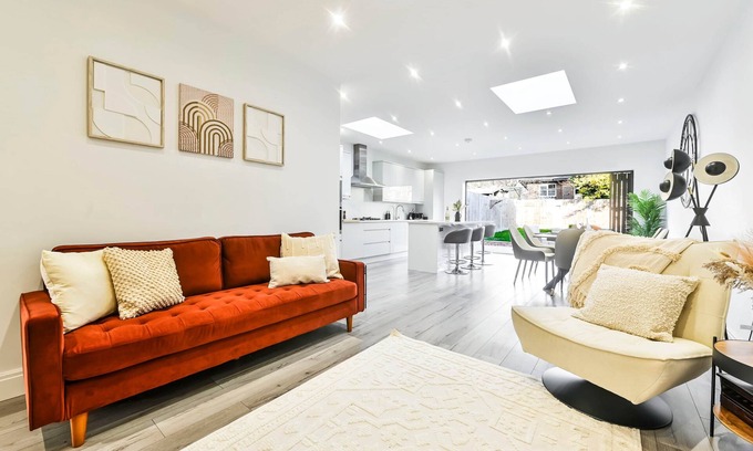 Tokyngton House | Stylish Wembley Home + Garden & Parking