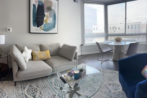 Ballston Apartment | Stylish1BR, Arlington,FREEPark,Pool, Gym Wifi,