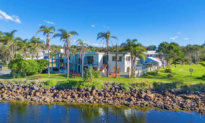 Crescent Head Apartment | STYLISHLY DECORATED WITH KILLICK CREEK WATER FRONTAGE