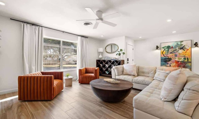 Georgetown House | Stylishly Remodeled Home-Walk to SWU & the Square!