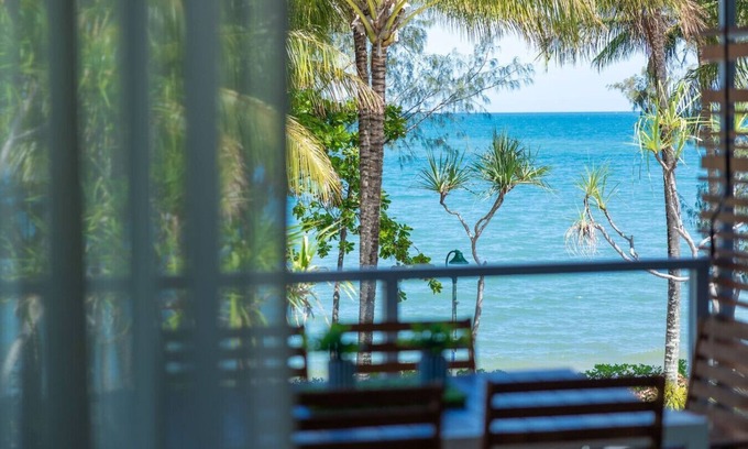 Palm Cove Apartment | Sublime Palm Cove 2BR Beachfront Apt - Lagoon Pool