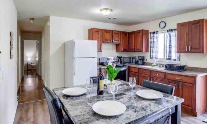 Henrietta House | Suburb comfy home near RIT and airport