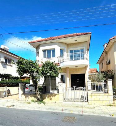 Agios Athanasios Villa | Suburban Family Villa