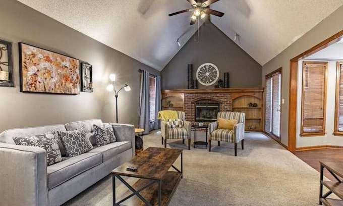 Overland Park House | ★❤Suburban Farmhouse ❤4 Beds❤Fully Equipped Garage Parking❤ ★