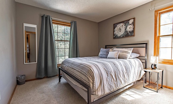 Overland Park Other | Suburban Farmhouse - Own Garage and Free WiFi