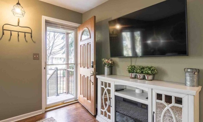 Royal Oak House | Suburban Farmhouse - Sleeps 12