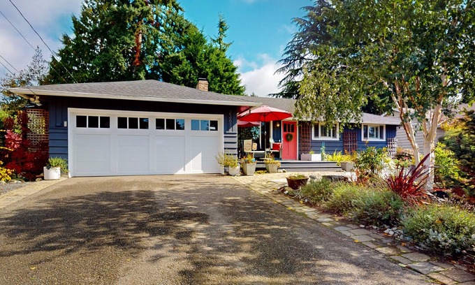 Esperance House | Suburban gem with enclosed yard, fireplace, covered patio, washer/dryer, & WiFi