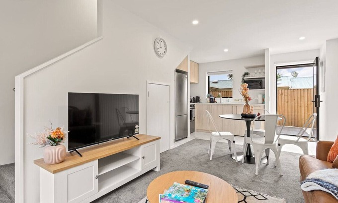 Henderson House | Suburban Hideaway in Henderson