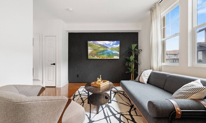 San Diego Apartment | Suburban Luxury Apartment close to Apple and Sharp Rees Stealy