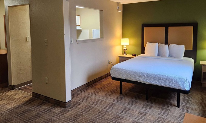 Summit Station Hotel | Suburban Studios Columbus East