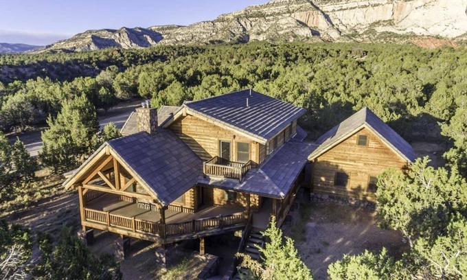 Orderville Cabin | Sugar Knoll Lodge/3 Story, 5bdr, HOT TUB, East Zion, Bryce and Grand Canyon