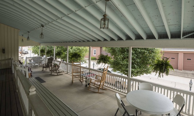 Sugarcreek Hotel | Sugarcreek Village Inn