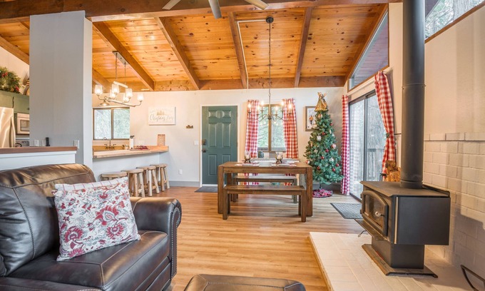Arnold Cabin | Sugarpine Retreat - A/C & Pool Access!