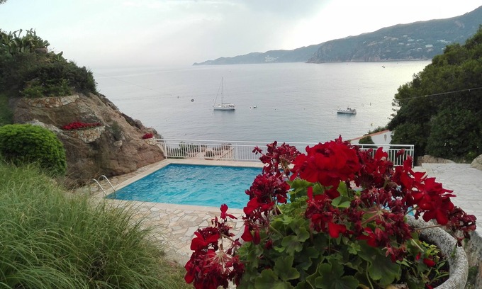 Sant Feliu de Guixols Apartment | Suitable with parking, swimming pool, views and private access to the sea.