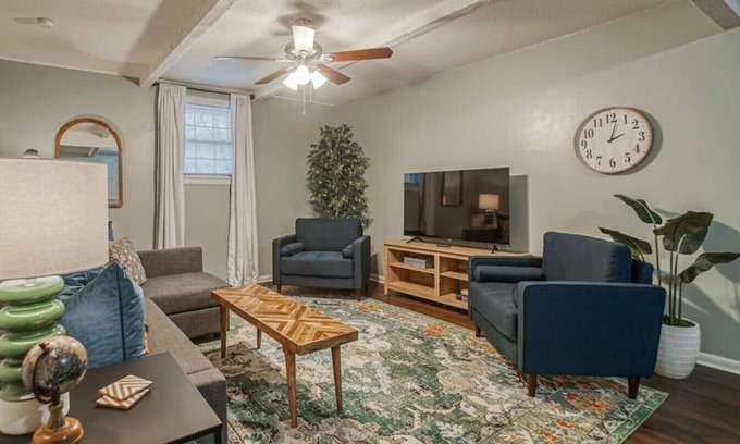 Overland Park Apartment | Suitable Suite: 2 bed/1 bath