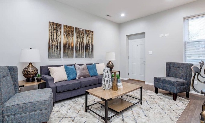 Sheffield Neighbors Apartment | Suite 2 on Southport 4 Queen Beds