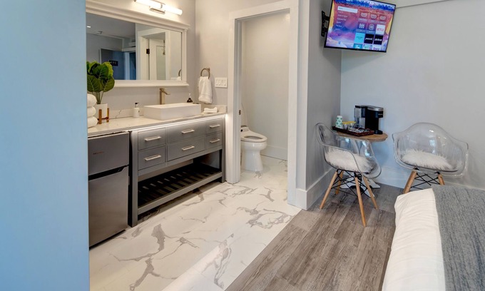 Custer Cabin | Suite 203 "The Crowned Eagle"