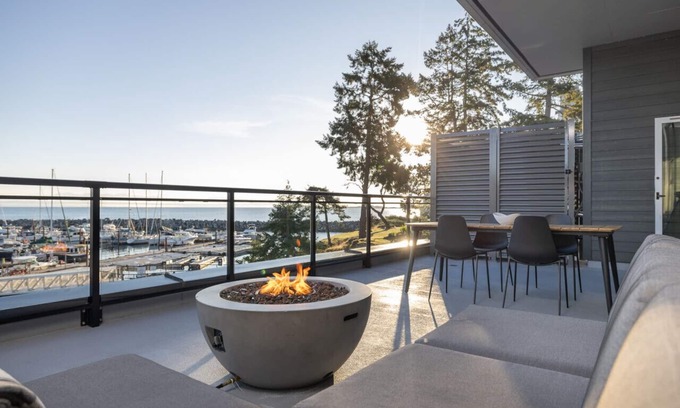 Regional District of Nanaimo Apartment | Suite #206 - Contemporary Oceanfront Accommodation
