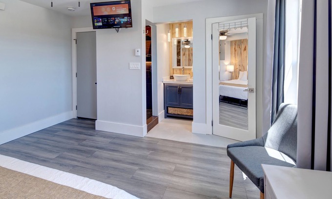 Custer Cabin | Suite 206 "The Black Eagle"