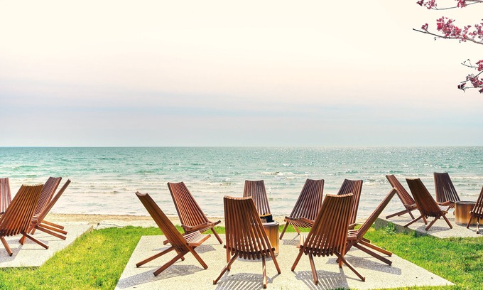 Wainfleet Cottage | Suite 214: Beautiful 3-Bedroom Beachfront Townhouse