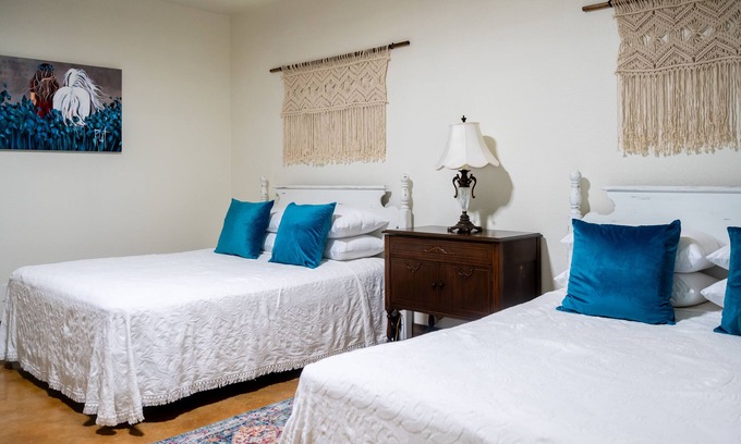 Brenham Apartment | Suite #8: "Where You Need To Be"- 10min to Round Top, middle of Austin & Houston