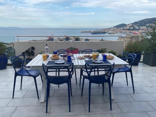 Le Ricanto Bed & Breakfast | Suite avec 2 chambres d'hôtes pour 1 à 4 personnes avec vue mer, terrasse, parking privé, proche port et aéroport, petit déjeuner inclus