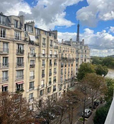 16th Arrondissement Apartment | Suite avec balcon vue Tour Eiffel