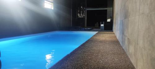 Chelles House | Suite avec piscine privée
