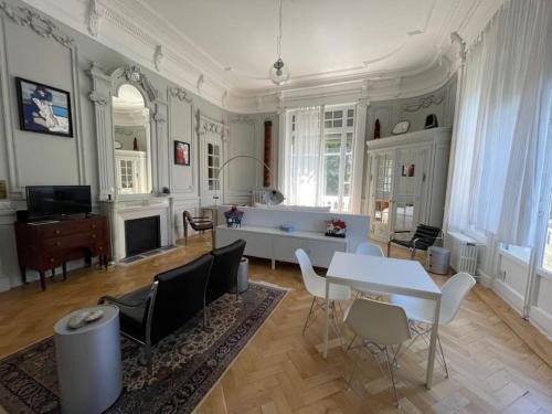 Aix-les-Bains City Center Apartment | Suite Célestine Palace Excelsior vue lac