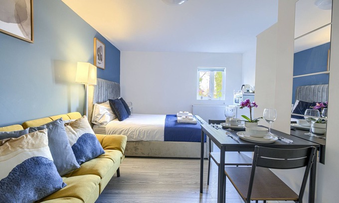 Hackney Central Apartment | Suite-Deluxe-Ensuite-Garden view-7