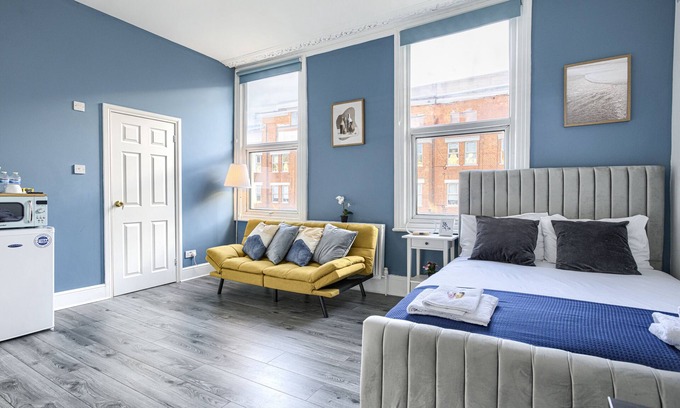Hackney Central Apartment | Suite-Deluxe-Ensuite-Street View-6