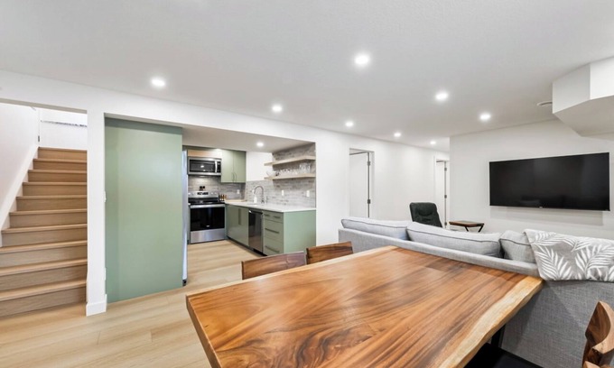 Lynnwood Ridge House | Suite Holliday in SE Calgary