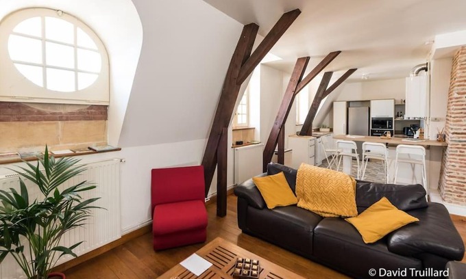 Charleville-Mezieres Apartment | Suite Mana - Maui - Grand Loft en duplex avec Vue sur Place Ducale Parking inclus