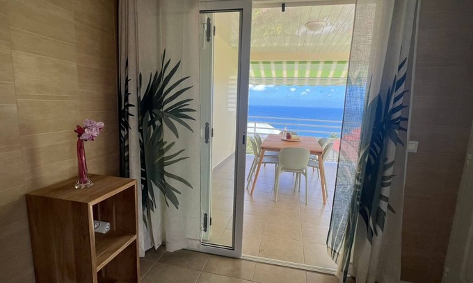 Trois-Rivieres Apartment | Suite Spacieuse 4 77m2 Offrant une Magnifique vue sur la mer et Les Saintes