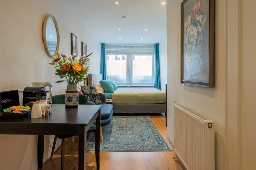 Overtoomse Sluis Bed & Breakfast | Suite with private bathroom near Vondelpark