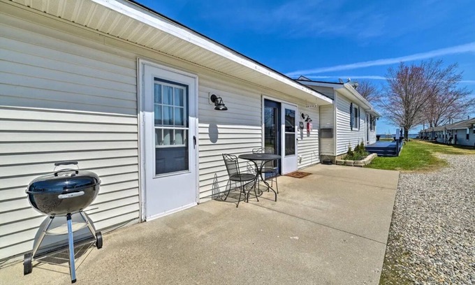 Houghton Lake Apartment | Suite with Shared Private Beach! PET FRIENDLY!