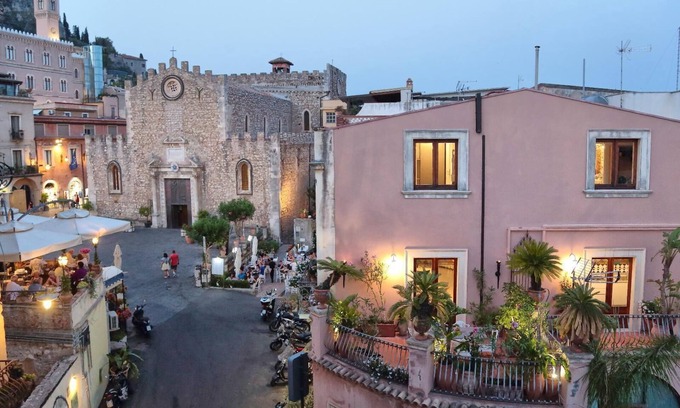 Taormina City Centre Villa | Suite with Terrace in Taormina Center.