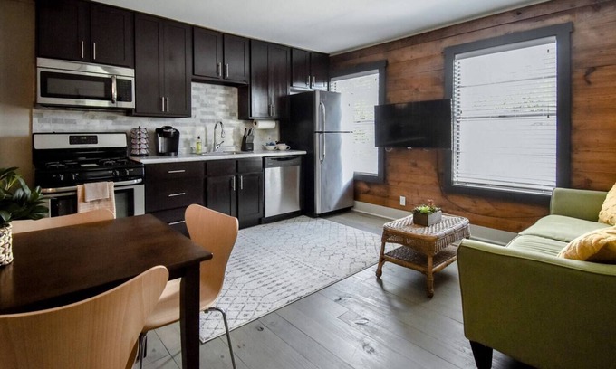Northgate Apartment | Sully's Loft:Walk to A&M-Comfy King Bed-Cool Style