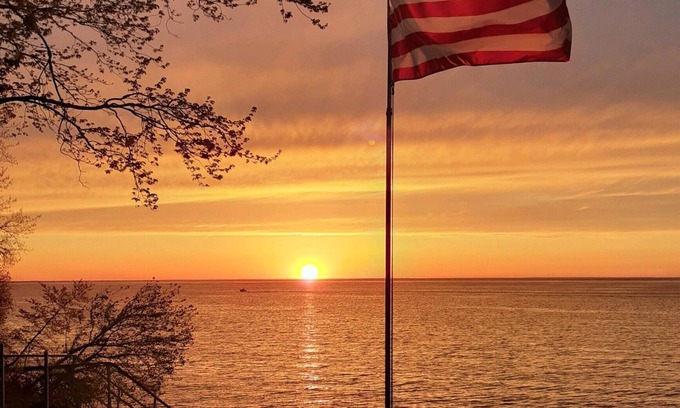Vermilion Cottage | Summer 2025 DATES OPEN! VERMILION Cottage. Two minute walk to private beach