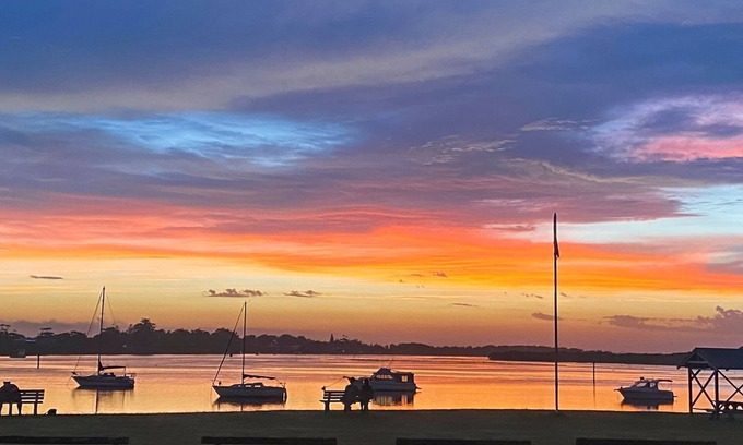Hawks Nest House | Summer Bay Sunsets - Pet Friendly