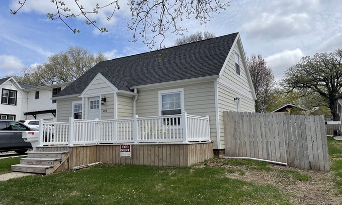 Clear Lake House | Summer Breeze - Newly Remodeled Quaint Home - 7 blocks from beach