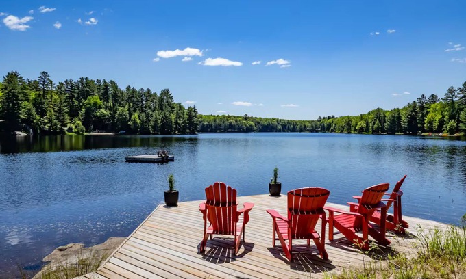 Huntsville House | Summer Escape, Kayaks, BBQ, Close to Arrowhead