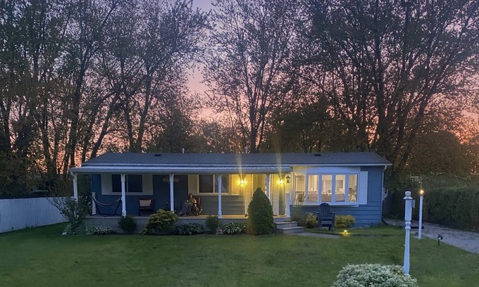 Zurich Cottage | Summer fun at Brayview Cottage- 2 min walk to private beach!